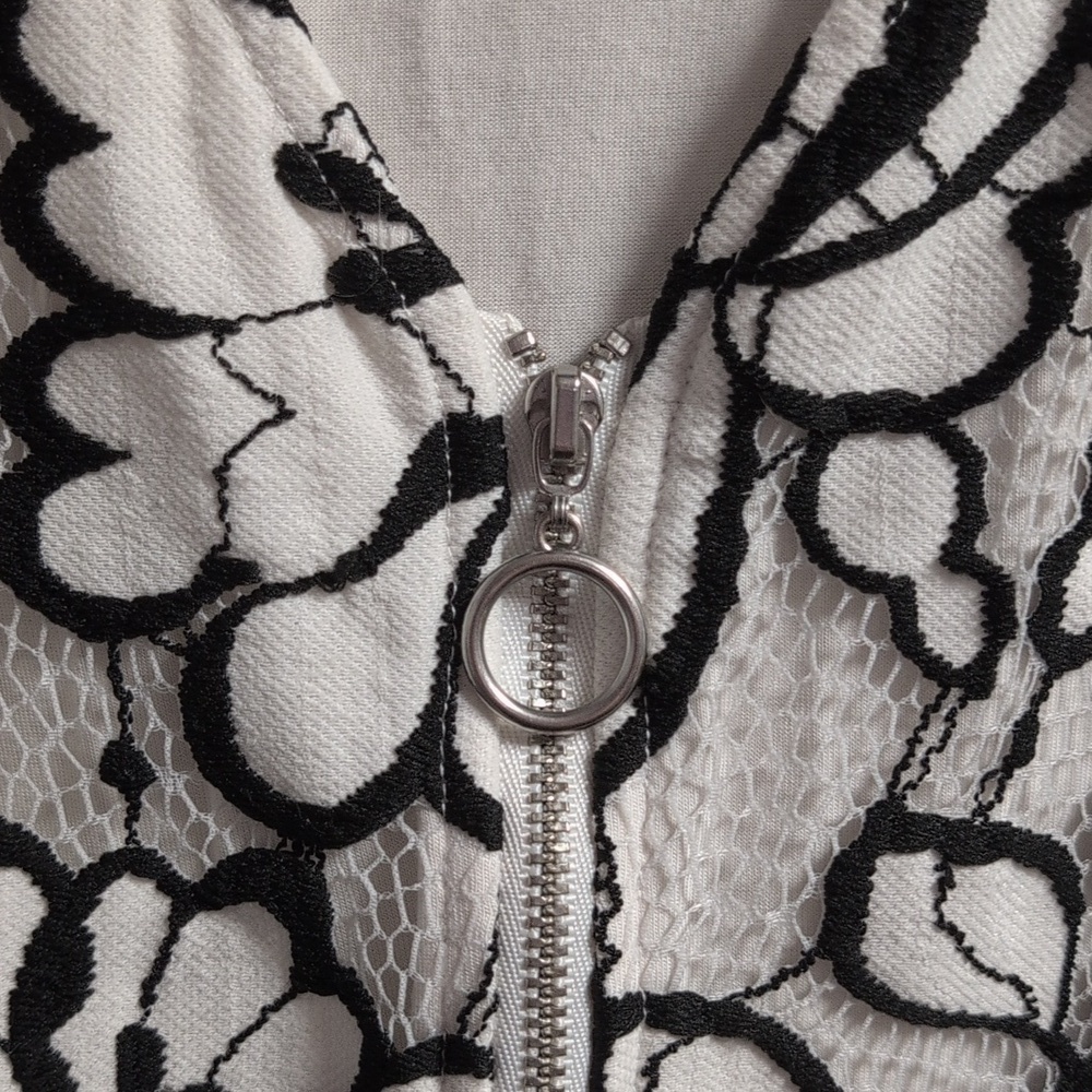 Michel Studio Black And White Floral Lace Tank With Zipper Front, 1X - Picture 3 of 7
